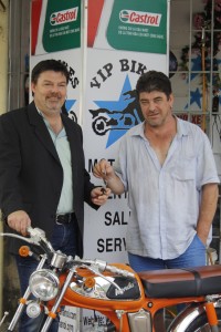 Andrew Souto from VIP Bikes (left) presenting Swannies supporter Evan Spencer with the keys to the Honda 67